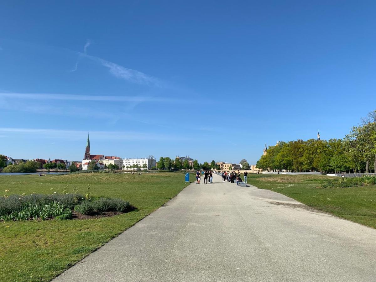 Zimmer Im Ug Direkt In Der Innenstadt, Centrum Schwerin  Bagian luar foto