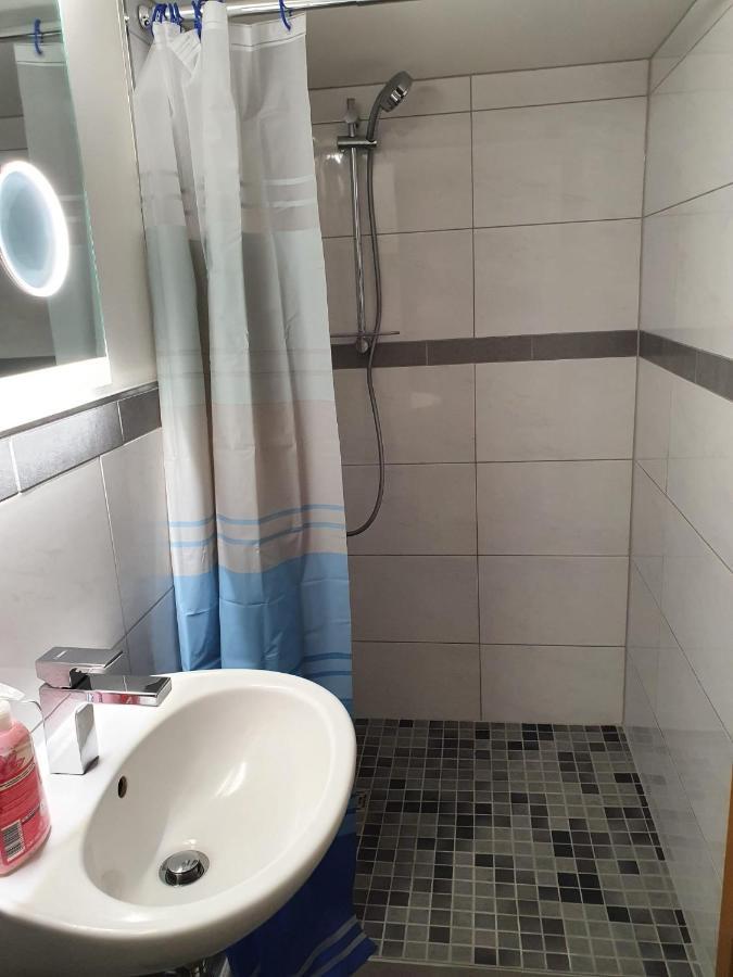 Zimmer Im Ug Direkt In Der Innenstadt, Centrum Schwerin  Bagian luar foto